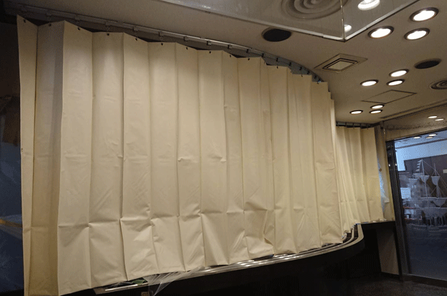 施工事例ジャバラビニールカーテン＋大型レール